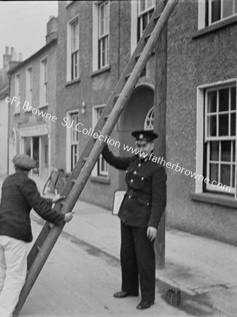 GARDA HOILDING LADDER FOR WORKER OUTSIDE GARDA STATION